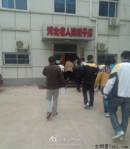 【高校强制捐精】高校高校强制捐精女护士帮大学生打飞机(组图)