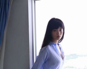 日本女星马场富美加性感写真曝光衬衫诱惑未穿裤子露大腿根